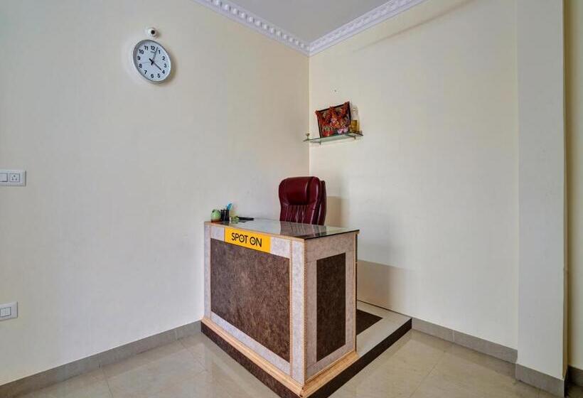 호텔 Spot On 81261 Karthik Deluxe