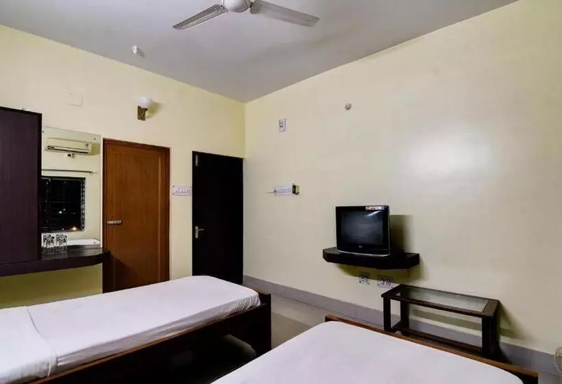 Oyo Hotel Prabhat Inn