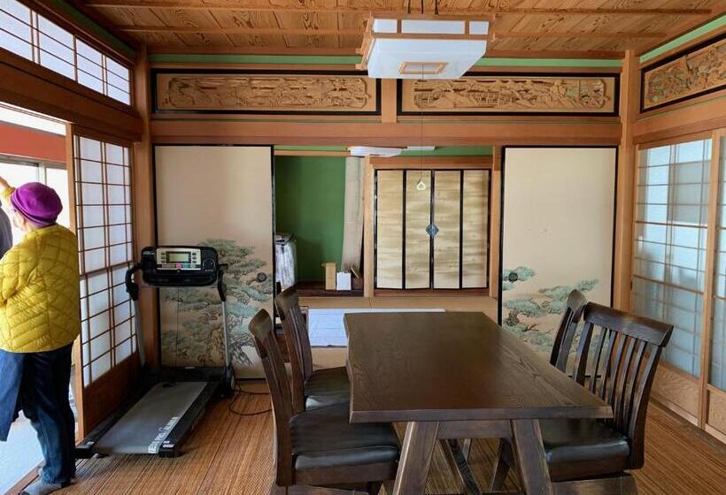 بنسيون 余呉の里山 ランプの宿 さくら