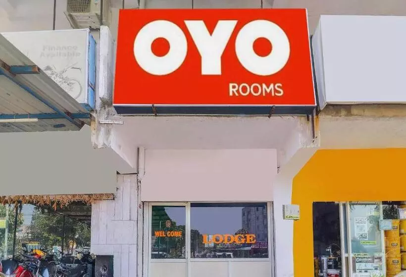 Hotelli Oyo Flagship 70332 Lahari Luxorious Rooms