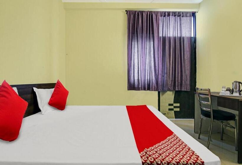 בית מלון כפרי Oyo Flagship Pleasure Inn Near Haiderpur Metro Station