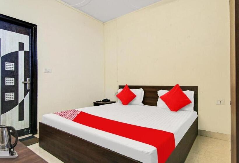 בית מלון כפרי Oyo Flagship Pleasure Inn Near Haiderpur Metro Station