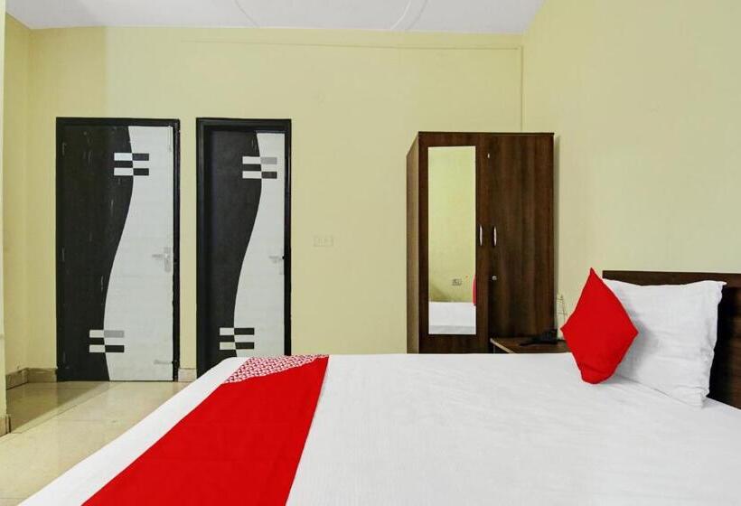 בית מלון כפרי Oyo Flagship Pleasure Inn Near Haiderpur Metro Station