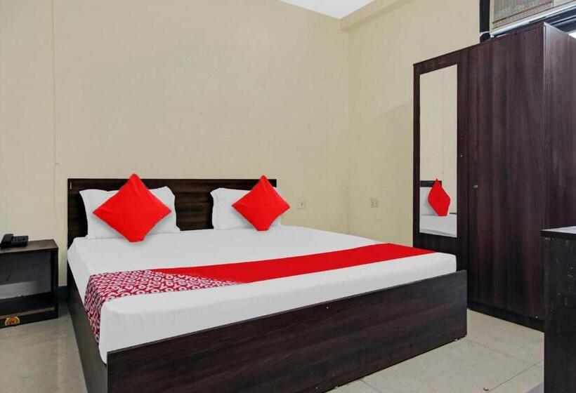 בית מלון כפרי Oyo Flagship Pleasure Inn Near Haiderpur Metro Station