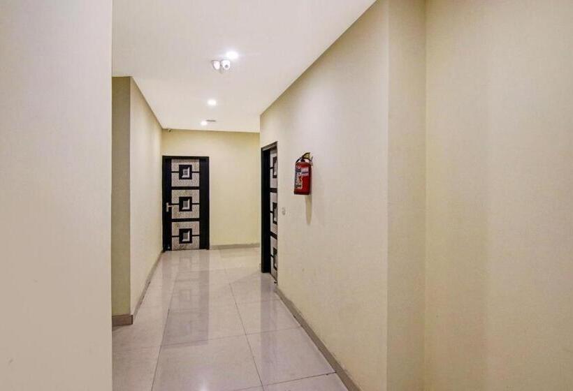 בית מלון כפרי Oyo Flagship Pleasure Inn Near Haiderpur Metro Station