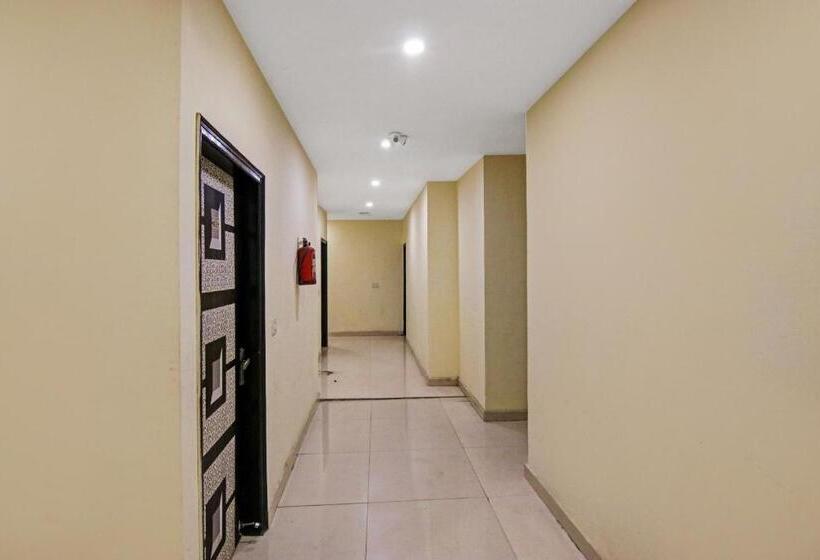 בית מלון כפרי Oyo Flagship Pleasure Inn Near Haiderpur Metro Station