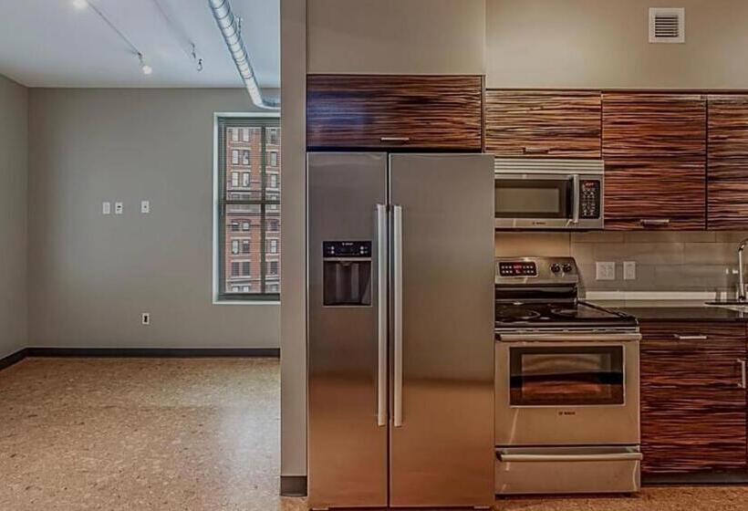 The Metropolitan At The 9