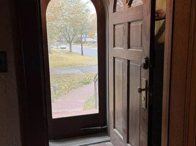 تختخواب و صبحانه Historic Twin Tudors Inn