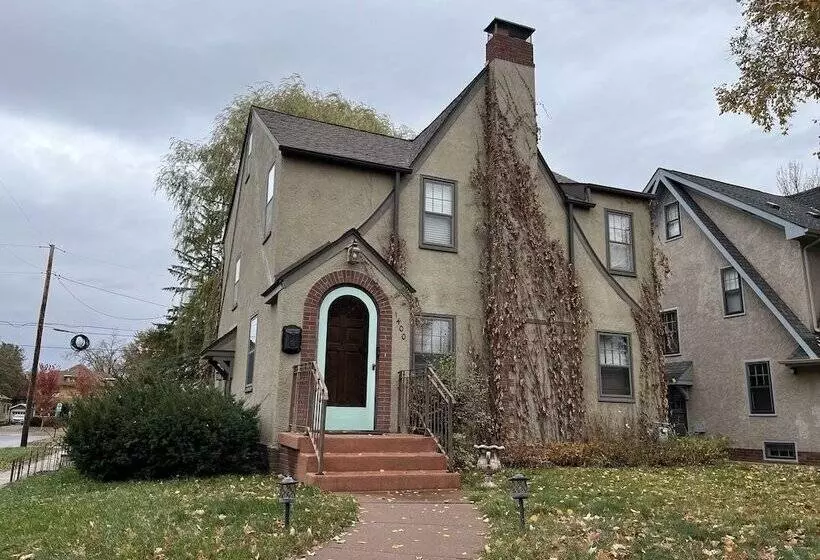تختخواب و صبحانه Historic Twin Tudors Inn