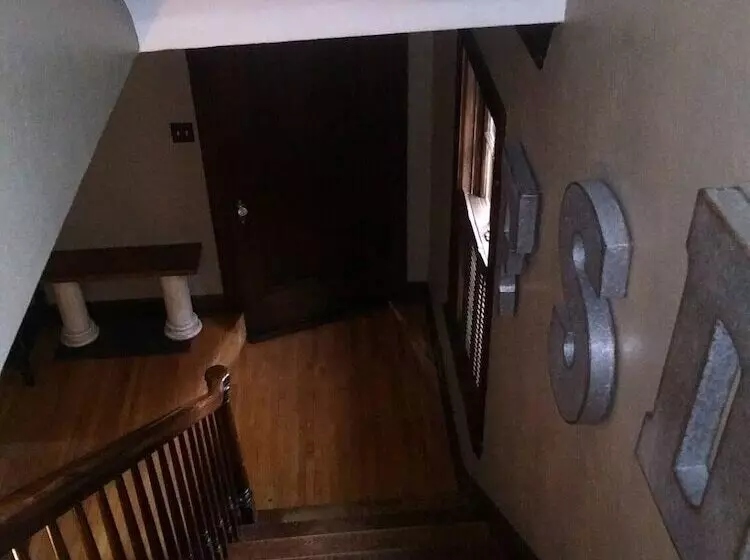 تختخواب و صبحانه Historic Twin Tudors Inn