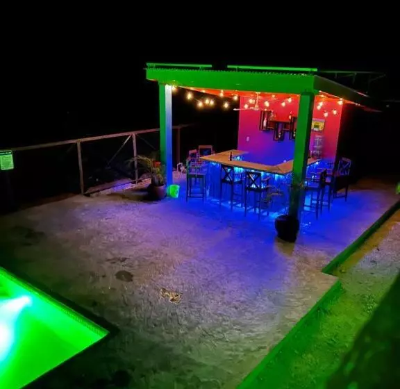 تختخواب و صبحانه West End Cabanas