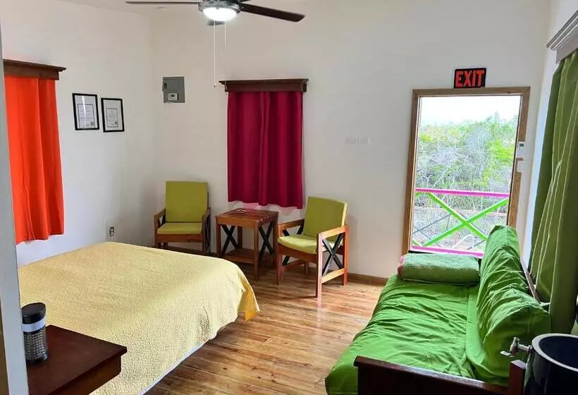 تختخواب و صبحانه West End Cabanas