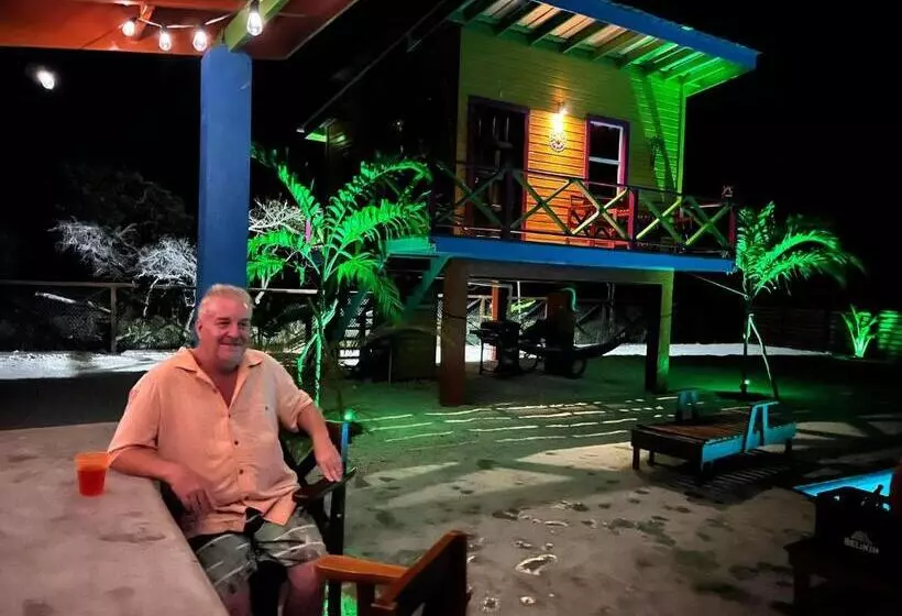 تختخواب و صبحانه West End Cabanas