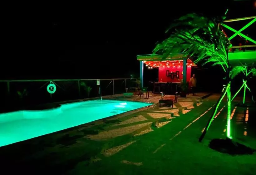 تختخواب و صبحانه West End Cabanas
