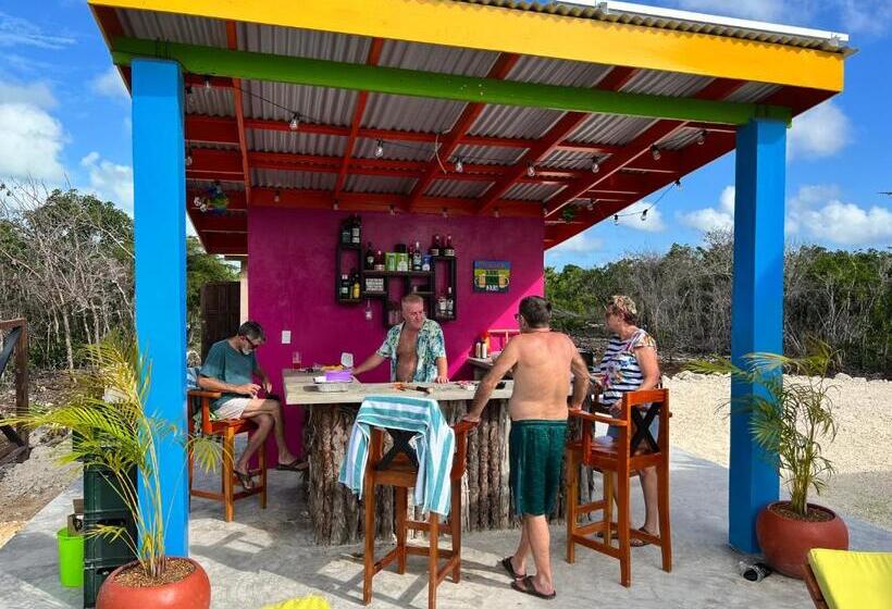 تختخواب و صبحانه West End Cabanas