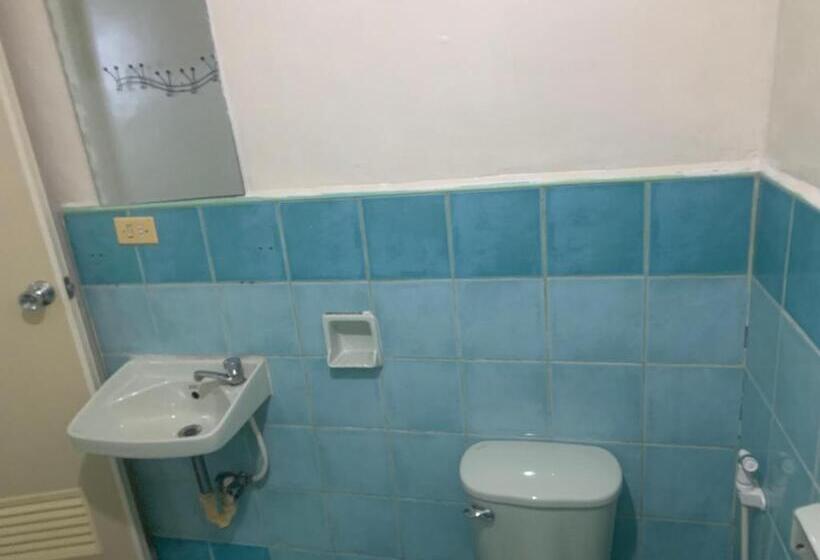 Full Moon Hostel   Beer Pong Central