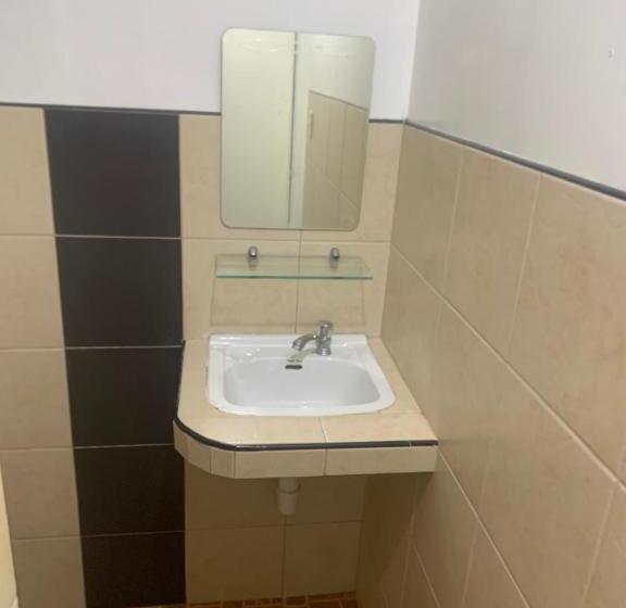 Full Moon Hostel   Beer Pong Central