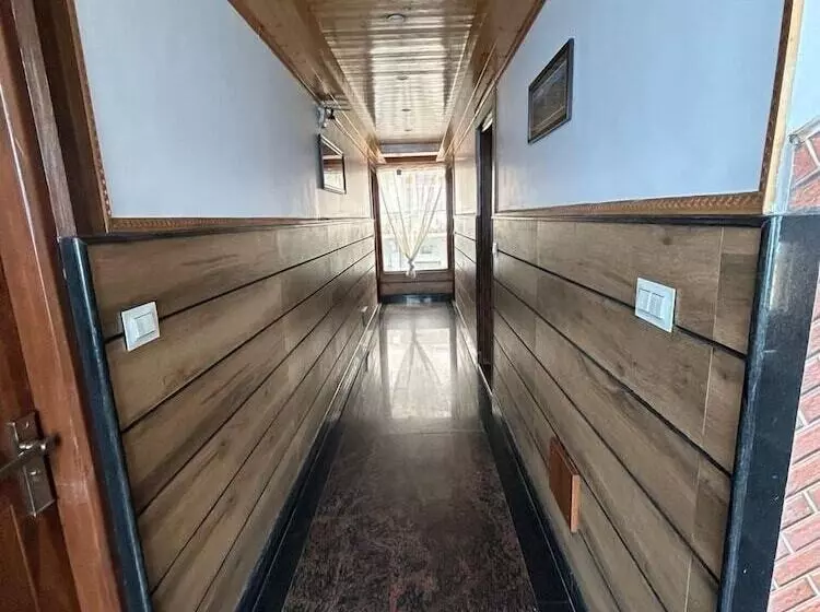 Hotelli Ratna Villa Inn