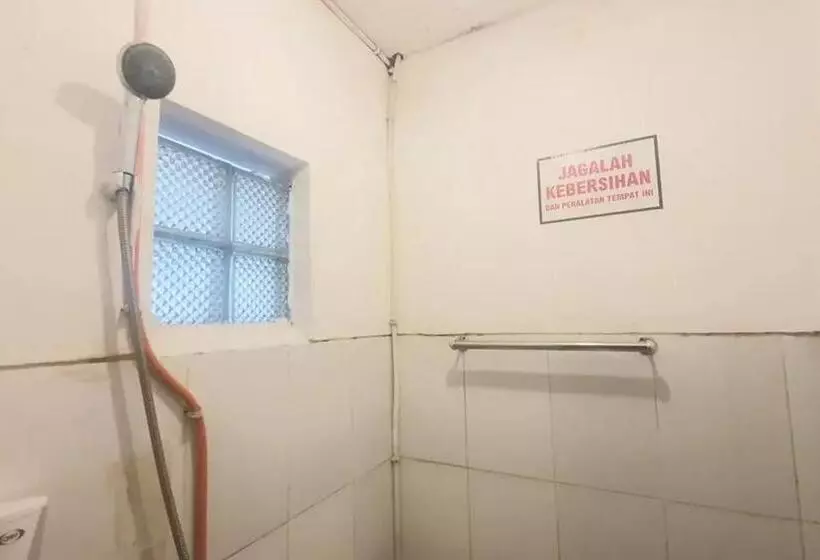 Hotelli Reddoorz Near Universitas Pgri Kanjuruhan