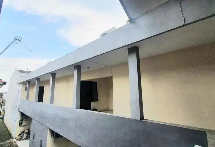 Hotelli Reddoorz Near Universitas Pgri Kanjuruhan