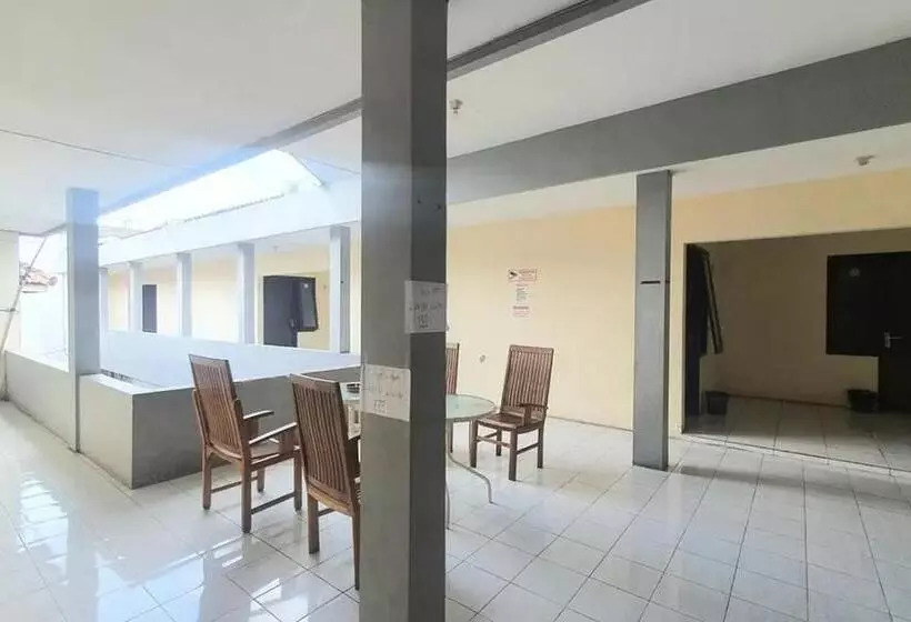 Hotelli Reddoorz Near Universitas Pgri Kanjuruhan