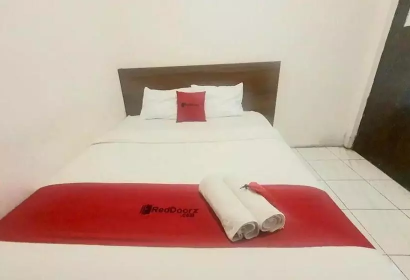 Hotelli Reddoorz Near Universitas Pgri Kanjuruhan