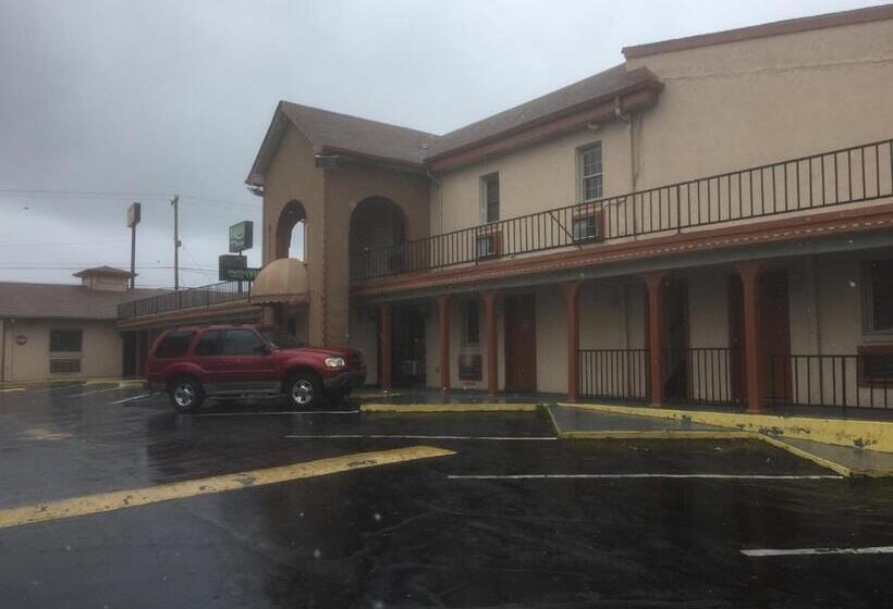 ホテル Royalinn & Suites