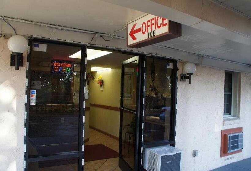 ホテル Royalinn & Suites