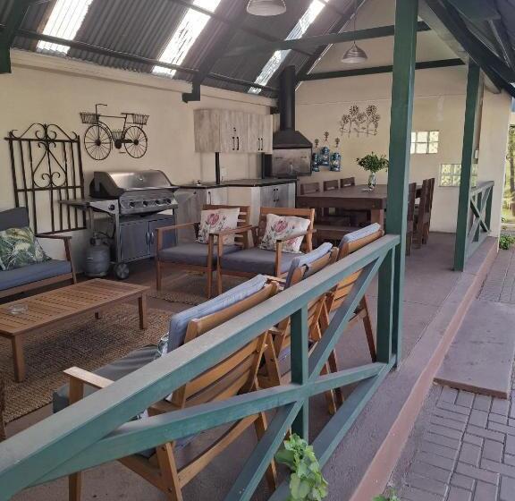 פנסיון Big Tree Guesthouse Brits