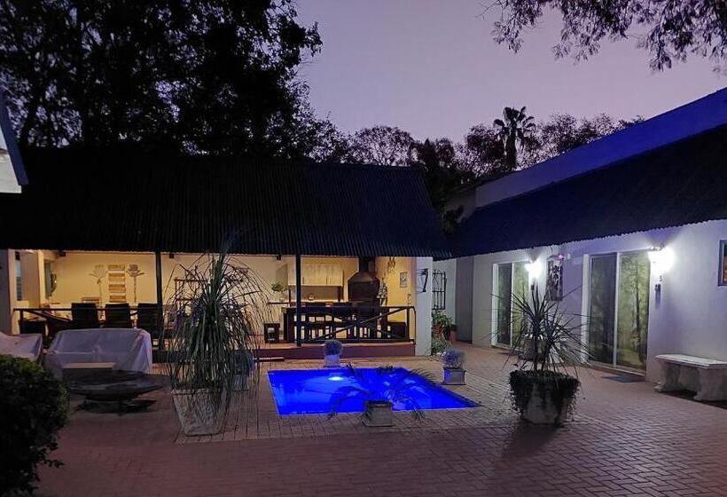 פנסיון Big Tree Guesthouse Brits