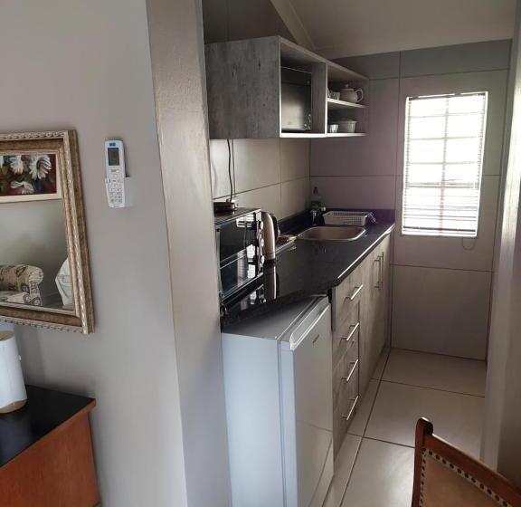 פנסיון Big Tree Guesthouse Brits