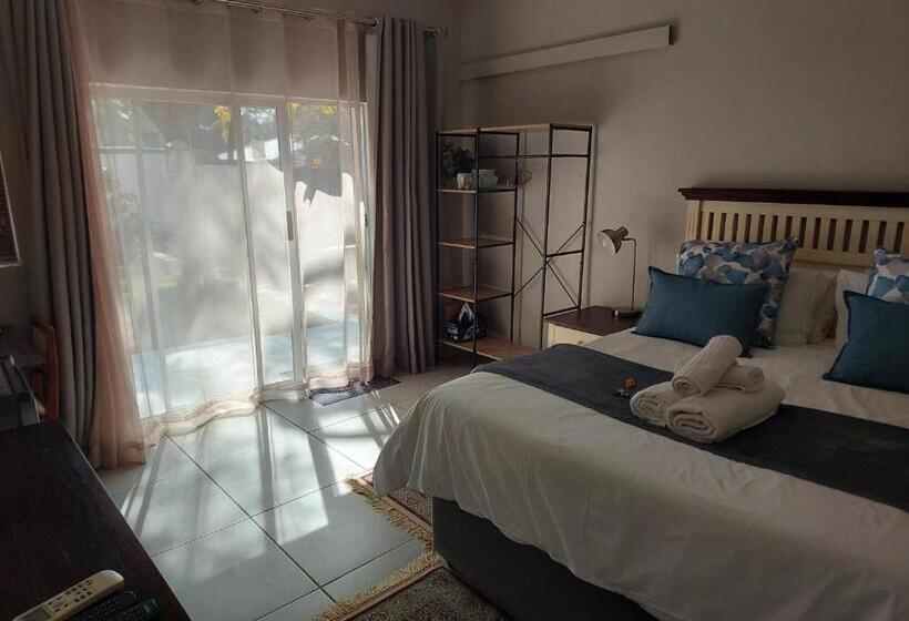 פנסיון Big Tree Guesthouse Brits