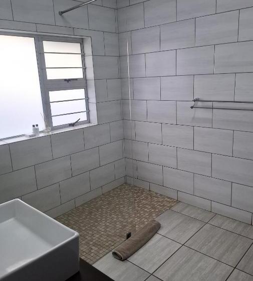 פנסיון Big Tree Guesthouse Brits