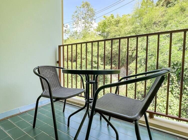 Отель Tri's Miracle Kata Beach Side