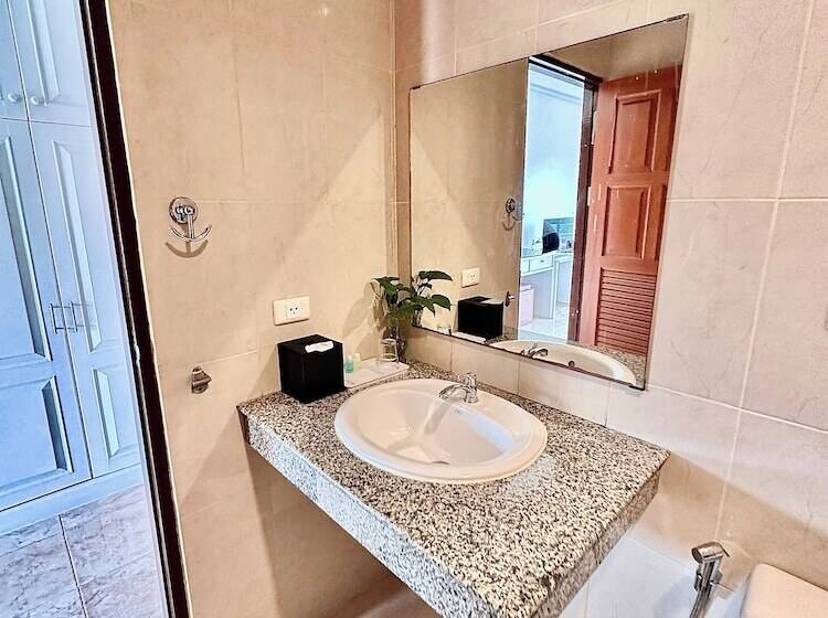 Отель Tri's Miracle Kata Beach Side