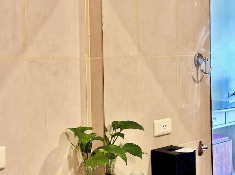 Отель Tri's Miracle Kata Beach Side