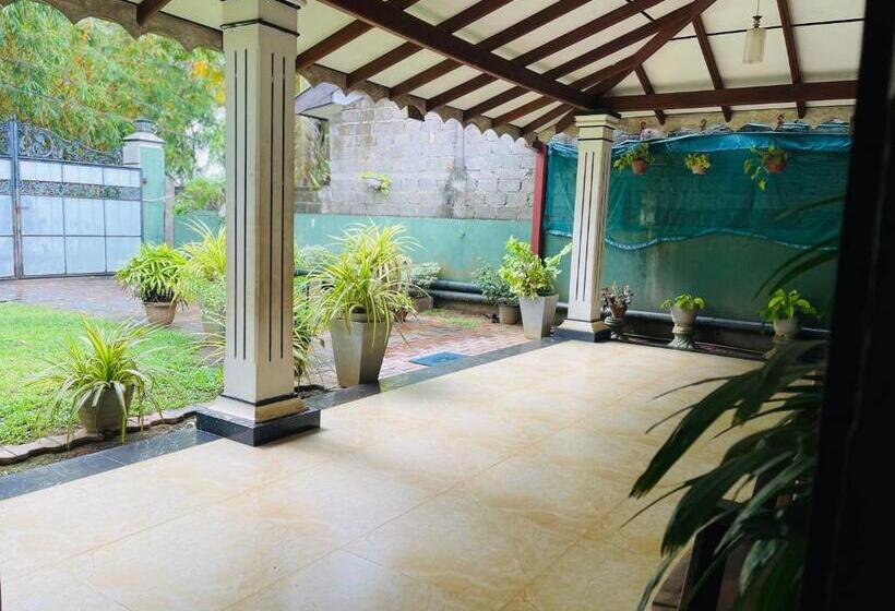 פנסיון Shalomi S Villa & Happy Home