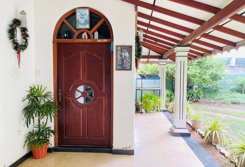 פנסיון Shalomi S Villa & Happy Home