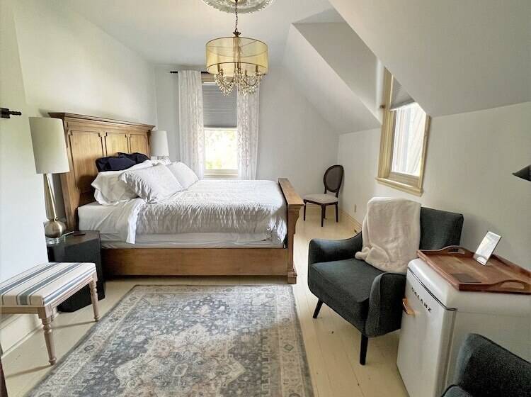 The Saucy Willow Inn And Cottages