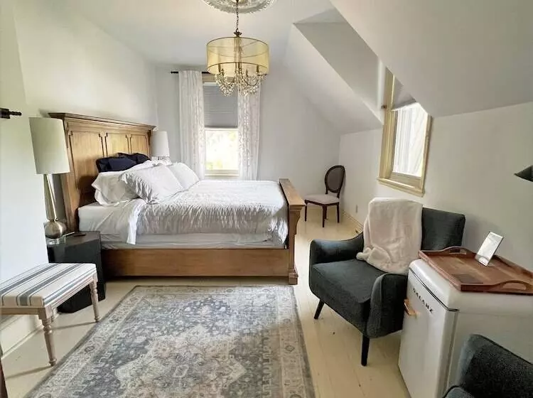 The Saucy Willow Inn And Cottages