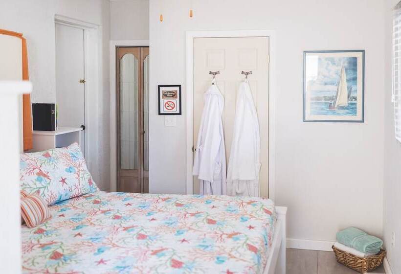 تختخواب و صبحانه Coconut Palm Hideaway