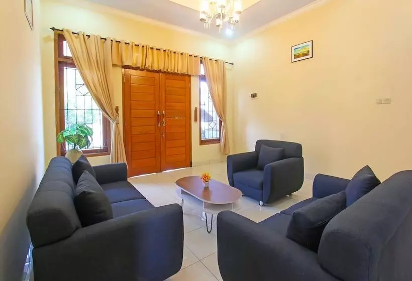 Hotelli Kemuning Guesthouse By Oyo