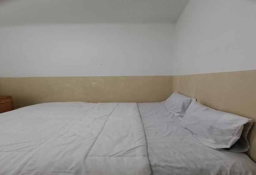 هتل Merah House By Oyo