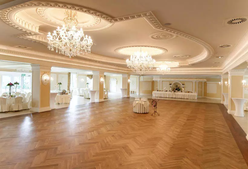 Hotelli Dworek Eureka