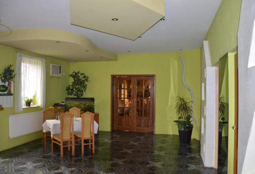 בית מלון כפרי Pod Dębami