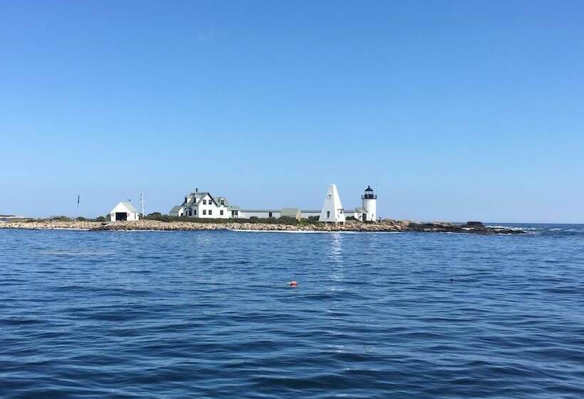 فندق Rhumb Line Resort