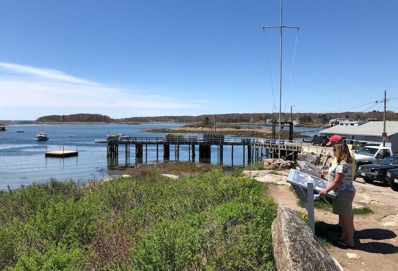 فندق Rhumb Line Resort