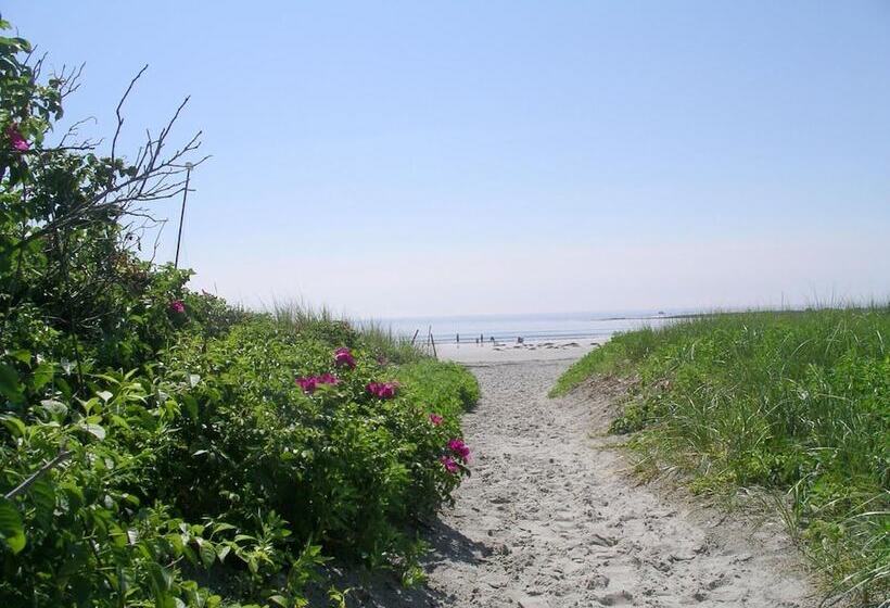 فندق Rhumb Line Resort