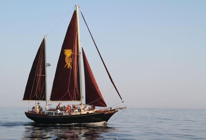 فندق Rhumb Line Resort