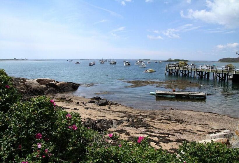 فندق Rhumb Line Resort